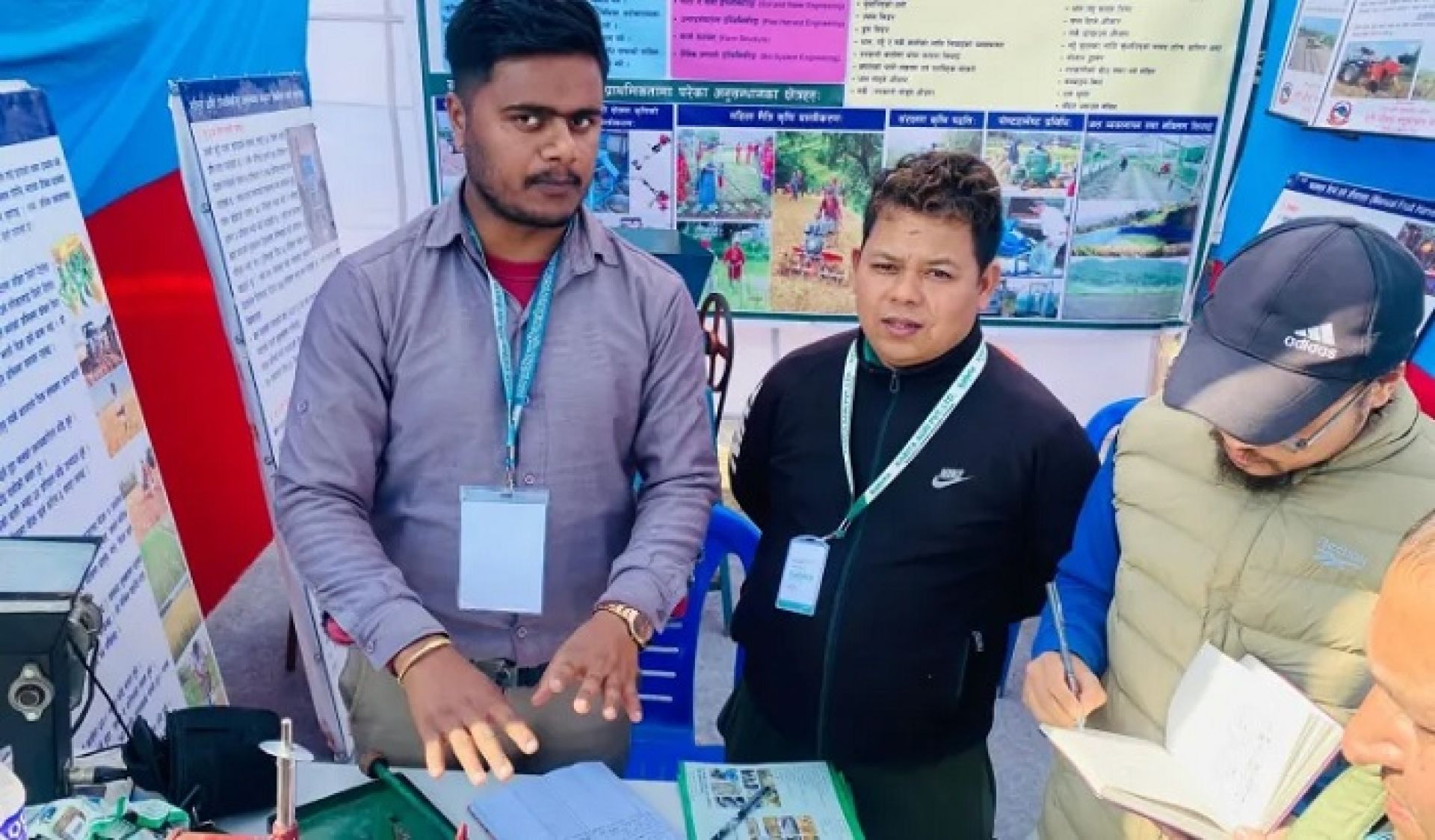 अनुसन्धानकर्मीलाई झुक्याइरहेको बाँदर !